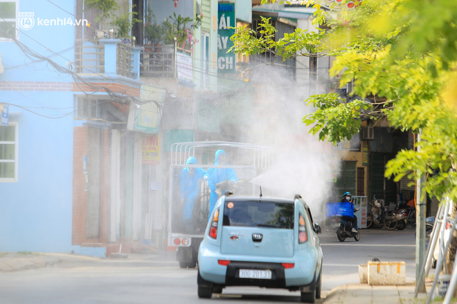 Hà Nội: Bộ tư lệnh Thủ đô dùng xe chuyên dụng, phun khử khuẩn toàn bộ thị trấn Quốc Oai - Ảnh 6.