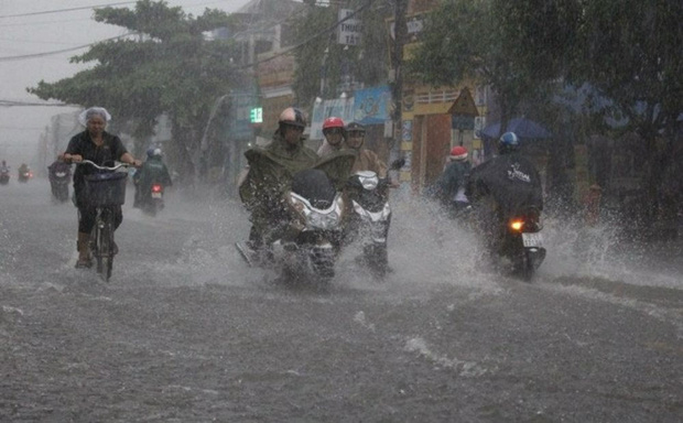 Áp thấp nhiệt đới áp sát Quảng Ninh, Hà Nội có mưa to, đề phòng lốc, sét và gió giật mạnh - Ảnh 2.