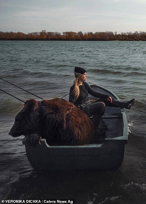 Cô gái giải cứu gấu khổng lồ rồi tự nhận chăm sóc thành thú cưng - Ảnh 2.