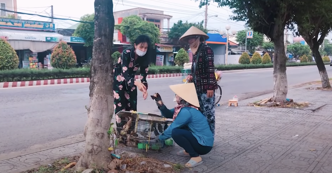 Lùm xùm khắc tên lên mai rùa chưa lắng, Thuỷ Tiên bị netizen khui lại clip treo ngược đàn cò lửa trên ô tô khi mua để phóng sinh - Ảnh 3.