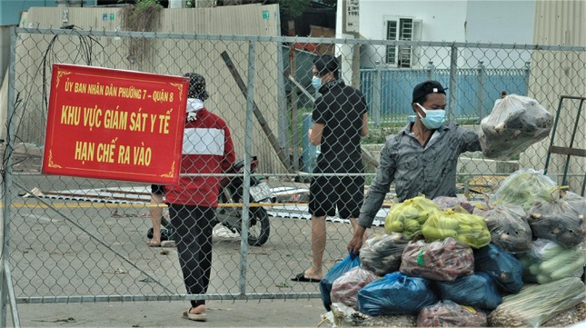 Cận cảnh chợ đầu mối lớn nhất Việt Nam trong những ngày phong tỏa chống COVID-19 - Ảnh 7.