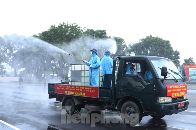 Cận cảnh Quân đội phun khử khuẩn toàn TPHCM sáng nay - Ảnh 2.