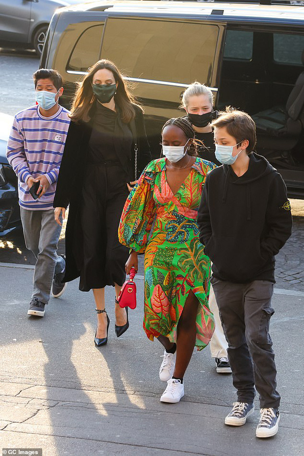 Mẹ con Angelina Jolie đi shopping mà gây xôn xao đường phố Paris, sự chú ý đổ dồn về ái nữ Shiloh lột xác nữ tính - Ảnh 1.