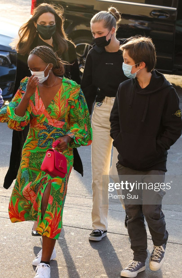 Mẹ con Angelina Jolie đi shopping mà gây xôn xao đường phố Paris, sự chú ý đổ dồn về ái nữ Shiloh lột xác nữ tính - Ảnh 2.