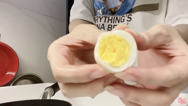 Hari Won bị netizen bóc chi tiết khó hiểu: 1 năm trước làm clip dạy luộc trứng thành thục, nay bỗng vụng về 47 phút chưa xong? - Ảnh 3.
