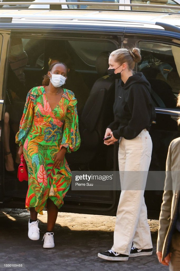Mẹ con Angelina Jolie đi shopping mà gây xôn xao đường phố Paris, sự chú ý đổ dồn về ái nữ Shiloh lột xác nữ tính - Ảnh 5.