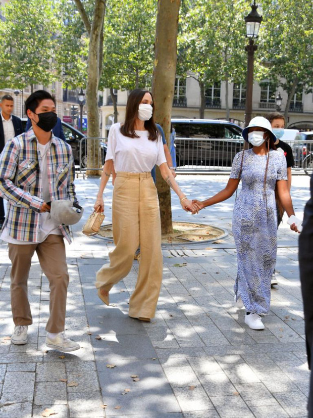 Mẹ con Angelina Jolie đi shopping mà gây xôn xao đường phố Paris, sự chú ý đổ dồn về ái nữ Shiloh lột xác nữ tính - Ảnh 7.