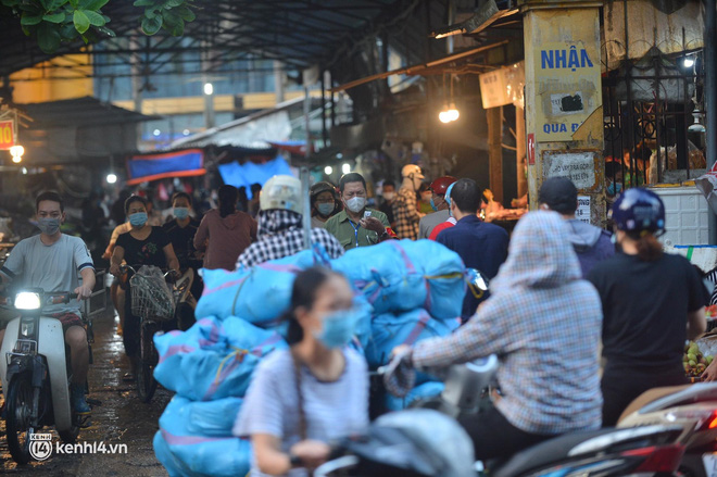 Hà Nội đóng cửa ngõ ra vào thành phố, nhiều xe phải quay đầu. Sáng nay, thêm 3.991 ca mắc COVID-19, riêng TP.HCM 2.070 ca - Ảnh 1.