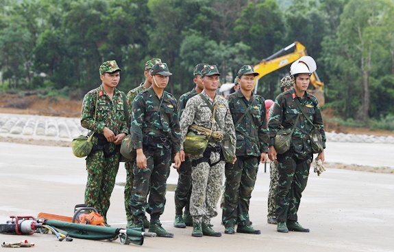 Xem Đội tuyển Cứu hộ-cứu nạn “luyện bài” - Ảnh 1.