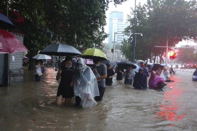 Loạt hình ảnh khủng khiếp nhất trong đợt mưa lũ nghìn năm có một nhấn chìm tỉnh Hà Nam (Trung Quốc) chỉ trong vài ngày - Ảnh 14.