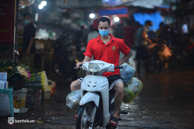 Hà Nội đóng cửa ngõ ra vào thành phố, nhiều xe phải quay đầu. Sáng nay, thêm 3.991 ca mắc COVID-19, riêng TP.HCM 2.070 ca - Ảnh 2.