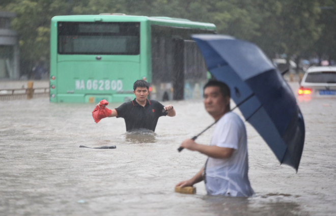 Loạt hình ảnh khủng khiếp nhất trong đợt mưa lũ nghìn năm có một nhấn chìm tỉnh Hà Nam (Trung Quốc) chỉ trong vài ngày - Ảnh 4.