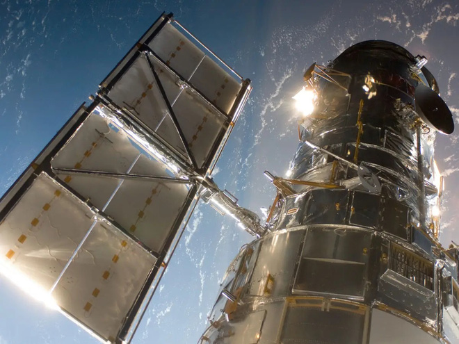 Vừa hoạt động trở lại, kính viễn vọng Hubble đã chụp được ảnh hai vũ trụ va vào nhau - Ảnh 3.