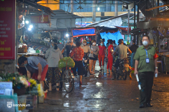 Hà Nội đóng cửa ngõ ra vào thành phố, nhiều xe phải quay đầu. Sáng nay, thêm 3.991 ca mắc COVID-19, riêng TP.HCM 2.070 ca - Ảnh 3.