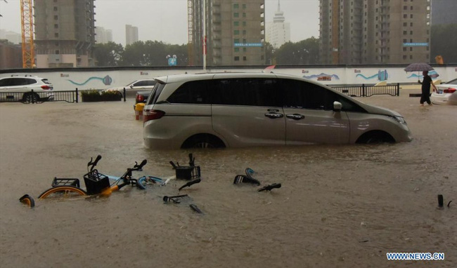 Loạt hình ảnh khủng khiếp nhất trong đợt mưa lũ nghìn năm có một nhấn chìm tỉnh Hà Nam (Trung Quốc) chỉ trong vài ngày - Ảnh 5.