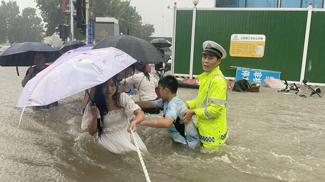 Loạt hình ảnh khủng khiếp nhất trong đợt mưa lũ nghìn năm có một nhấn chìm tỉnh Hà Nam (Trung Quốc) chỉ trong vài ngày - Ảnh 6.