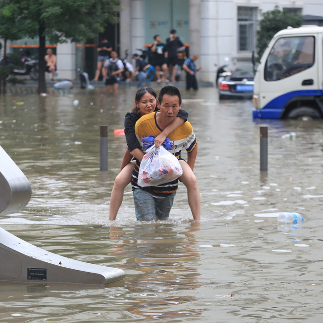 Loạt hình ảnh khủng khiếp nhất trong đợt mưa lũ nghìn năm có một nhấn chìm tỉnh Hà Nam (Trung Quốc) chỉ trong vài ngày - Ảnh 7.