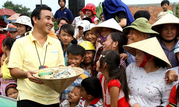 MC Quyền Linh mang dép tổ ong, vai vác gạo hỗ trợ tuyến đầu chống dịch trong khu cách ly: Hình ảnh đẹp lan toả khắp MXH hôm nay! - Ảnh 6.