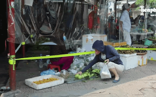 Chợ dân sinh ở Hà Nội bán hàng qua tấm chắn nilon