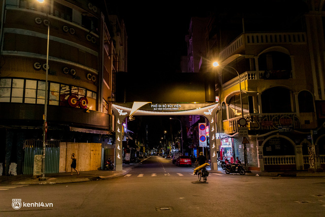 Ảnh: Đường Phố Sài Gòn Sau 18H Vắng Lặng Như Thế Nào?