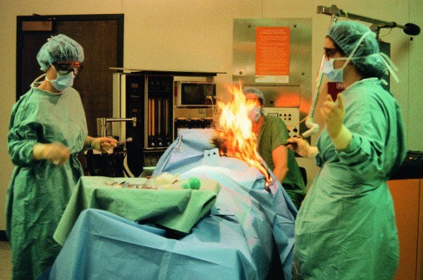 Bệnh nhân đang được phẫu thuật thì bỗng bốc cháy hành động quá khó tin - Ảnh 1.