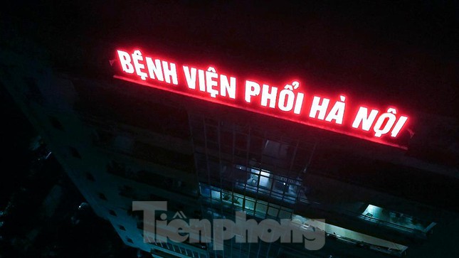  Xuyên đêm dựng lều dã chiến phong tỏa Bệnh viện Phổi Hà Nội  - Ảnh 12.