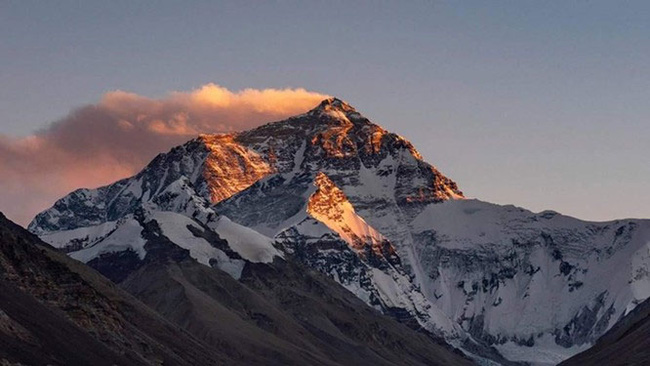 Nhiệt độ đỉnh Everest lạnh đến mức xác chết không phân hủy, liệu di thể người cổ đại có trên đó? - Ảnh 2.