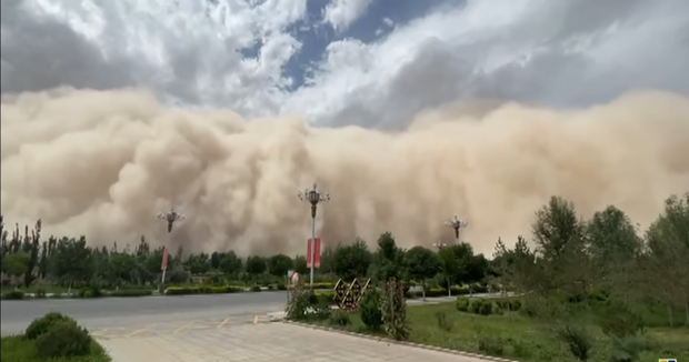 Video: Bức tường cát cao 100 mét nuốt chửng 1 thành phố Trung Quốc, khung cảnh kinh hoàng như ngày tận thế - Ảnh 4.