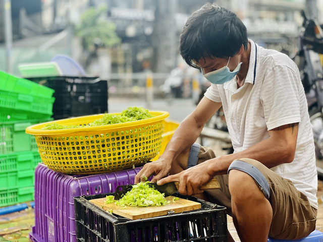 Góc ấm lòng ở Sài Gòn: Bà chủ chuỗi quán chay Mãn Tự mở ‘chợ rau’ 0 đồng lớn nhất Sài Gòn, mỗi ngày tặng 20 tấn rau & nấu 5-7 ngàn suất ăn - Ảnh 4.