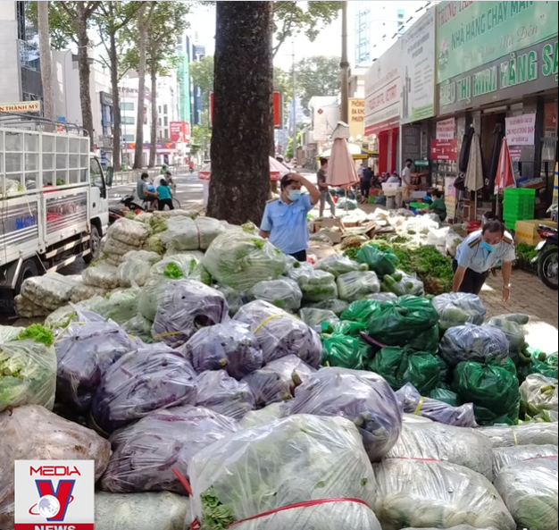 Góc ấm lòng ở Sài Gòn: Bà chủ chuỗi quán chay Mãn Tự mở ‘chợ rau’ 0 đồng lớn nhất Sài Gòn, mỗi ngày tặng 20 tấn rau & nấu 5-7 ngàn suất ăn - Ảnh 5.