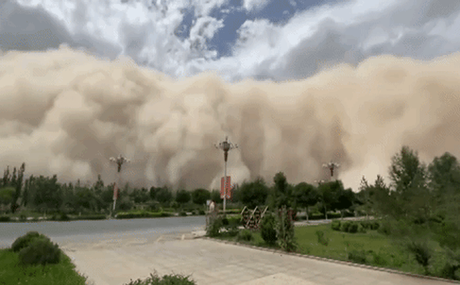 Video: Bức tường cát cao 100 mét ''nuốt chửng'' 1 thành phố Trung Quốc, khung cảnh kinh hoàng như ngày tận thế