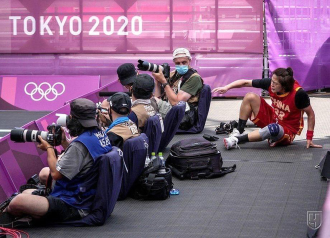 Bộ máy ảnh trị giá hàng trăm triệu đồng tan thành mây khói sau cú ngã của VĐV Trung Quốc tại Olympics - Ảnh 1.