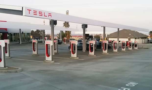 Không có bữa trưa miễn phí, xe điện VinFast sẽ phải trả thêm phí nếu dùng trạm sạc của Tesla - Ảnh 1.