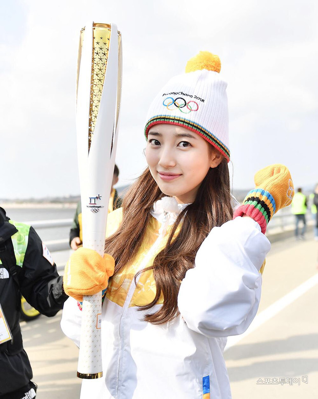 1 nữ thần xứ Hàn từng náo loạn lễ rước đuốc Olympic 2018: Đẹp ngây ngất giữa đoàn diễu hành, chấp ống kính phóng viên zoom sát - Ảnh 2.