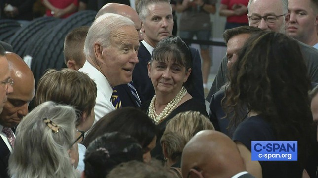 Ông Biden gây tranh cãi vì không đeo khẩu trang giữa chốn đông người - Ảnh 3.