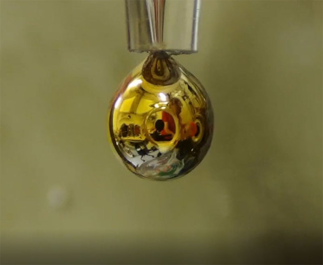 Khoa học biến nước thành giọt có tính kim loại tỏa màu vàng - Ảnh 1.