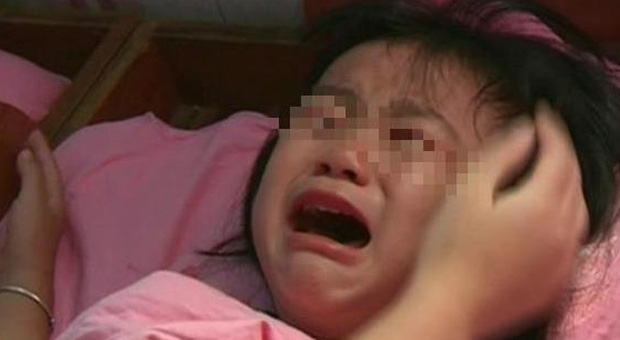 Con gái 5 tuổi thường xuyên quấy khóc giữa đêm, người mẹ vạch áo con mới phát hiện sự thật - Ảnh 2.