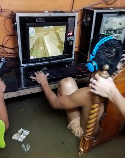 Mặc kệ lũ lụt ngập cả mét, quán net Philippines vẫn chật kín game thủ rủ nhau đến combat như thường - Ảnh 2.