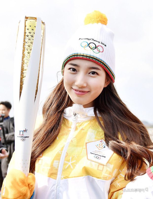 1 nữ thần xứ Hàn từng náo loạn lễ rước đuốc Olympic 2018: Đẹp ngây ngất giữa đoàn diễu hành, chấp ống kính phóng viên zoom sát - Ảnh 3.