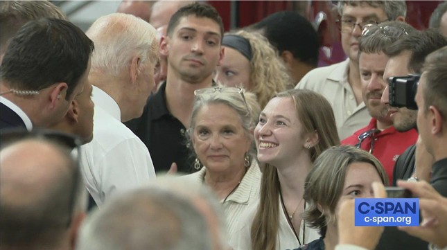 Ông Biden gây tranh cãi vì không đeo khẩu trang giữa chốn đông người - Ảnh 4.