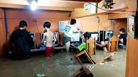 Mặc kệ lũ lụt ngập cả mét, quán net Philippines vẫn chật kín game thủ rủ nhau đến combat như thường - Ảnh 4.