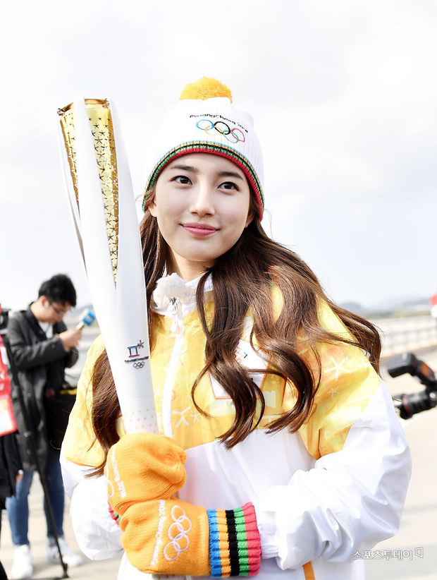 1 nữ thần xứ Hàn từng náo loạn lễ rước đuốc Olympic 2018: Đẹp ngây ngất giữa đoàn diễu hành, chấp ống kính phóng viên zoom sát - Ảnh 4.
