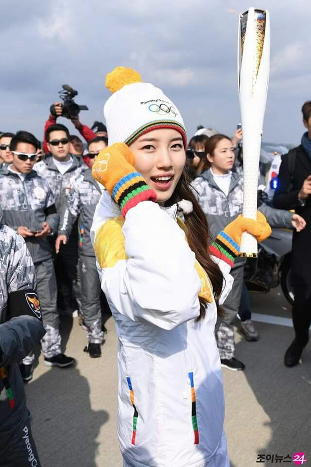 1 nữ thần xứ Hàn từng náo loạn lễ rước đuốc Olympic 2018: Đẹp ngây ngất giữa đoàn diễu hành, chấp ống kính phóng viên zoom sát - Ảnh 5.