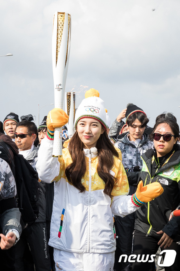 1 nữ thần xứ Hàn từng náo loạn lễ rước đuốc Olympic 2018: Đẹp ngây ngất giữa đoàn diễu hành, chấp ống kính phóng viên zoom sát - Ảnh 7.