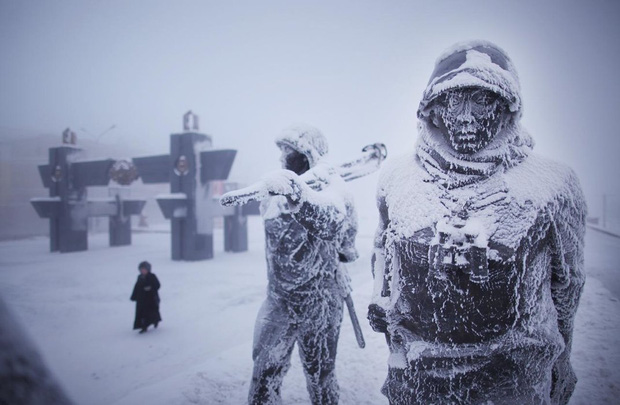 YouTuber đánh liều tới thăm thành phố lạnh nhất thế giới, buốt giá gấp 2 lần Bắc Cực và gần như chẳng bao giờ thấy mặt trời - Ảnh 11.