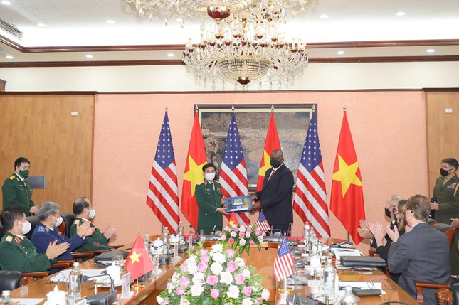 Bộ trưởng Quốc phòng Việt - Mỹ bàn về thực thi pháp luật trên biển - Ảnh 4.