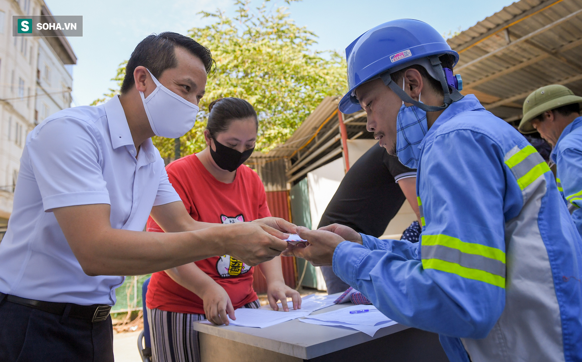 Cử nhân Triết học đi quét rác bị nợ lương: Hạnh phúc vì có nhiều người giúp đỡ, BTV Ngọc Trinh sẽ trả tiền học cho con - Ảnh 8.