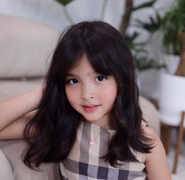 Con gái mỹ nhân đẹp nhất Philippines chụp bừa ở phòng khách thôi mà gây sốt: Gương mặt trời cho, làm mặt xấu mà xấu không nổi - Ảnh 1.