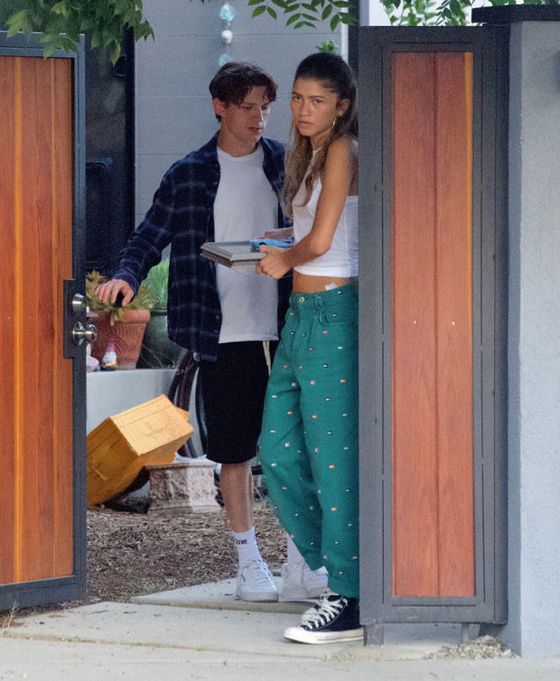 HOT: Cặp đôi “Người nhện” Tom Holland và Zendaya chính thức hẹn hò, lộ ảnh hôn hít cực nóng trong xe - Ảnh 5.