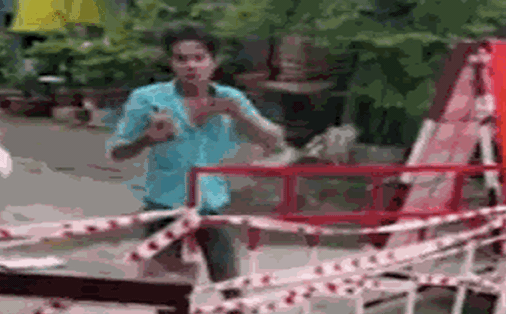 Tự xưng là trung tá, người đàn ông không đeo khẩu trang khiêu khích lực lượng chốt phòng dịch
